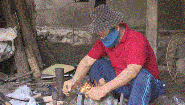 Ông Thanh là người có thâm niên với nghề rèn ở làng Yên Đồng.  