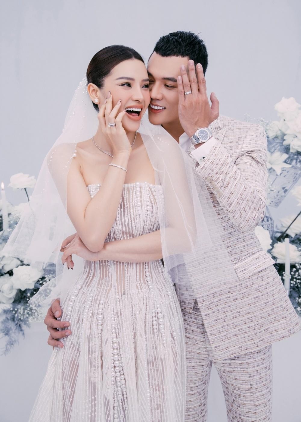 Phương Trinh Jolie thử váy cưới cùng Lý Bình gây sốc bởi thiết kế siêu hở  vừa trong suốt vừa khoe vòng 1 như trào ra ngoài  Sao việt  Việt Giải Trí