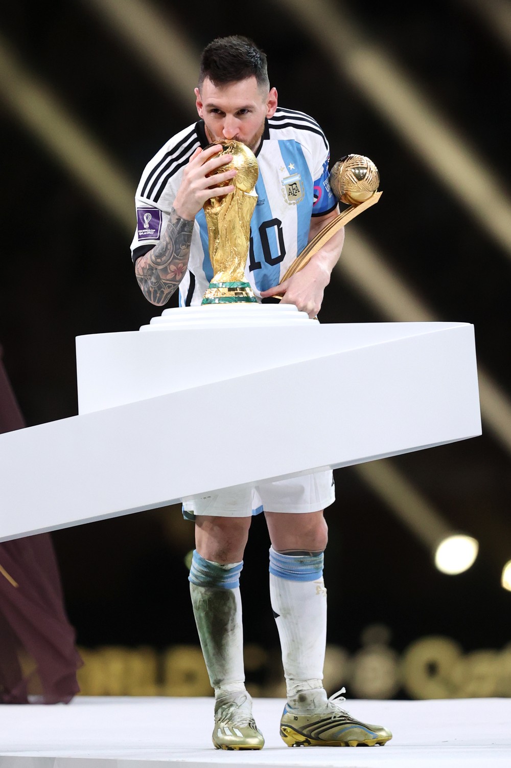 Xem ngay ảnh Messi nâng cúp vàng thành tích đỉnh cao của một cầu thủ bóng đá. Nhìn chàng tiền đạo lừng danh của Argentina tràn đầy hạnh phúc và kiêu hãnh cầm trên tay chiếc cúp vô địch thật là phấn khích.