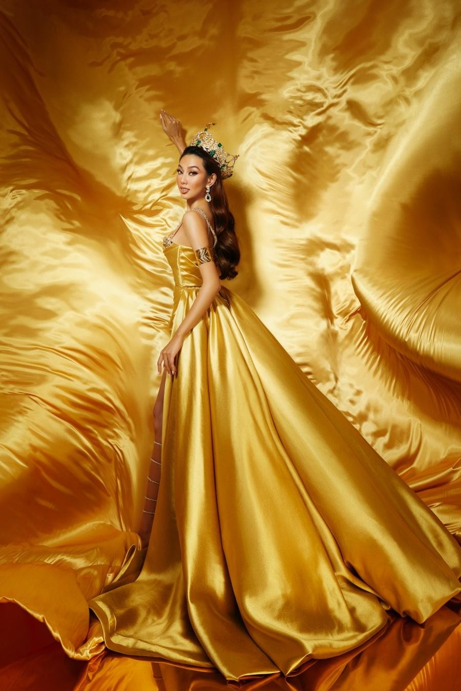 Hoa hậu Đỗ Mỹ Linh thu hút trong áo dài vàng | Tin tức Online