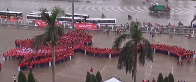 Gần 4.000 người xếp hình hoa sen khổng lồ trong ngày hội “Giọt hồng tri ân“