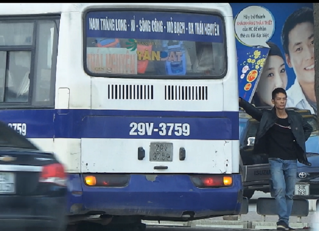 Cận cảnh xe khách dừng, đỗ đón khách sai quy định tại bến xe Nam Thăng Long