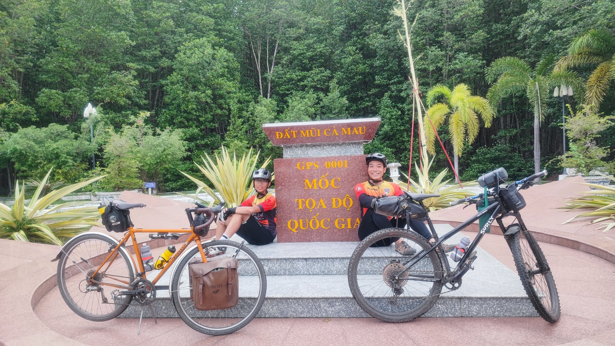 Cháu Trần Khởi Minh (12 tuổi) cùng bố đạp xe 2700km từ Hà Nội – Cà Mau (Ảnh:NVCC)