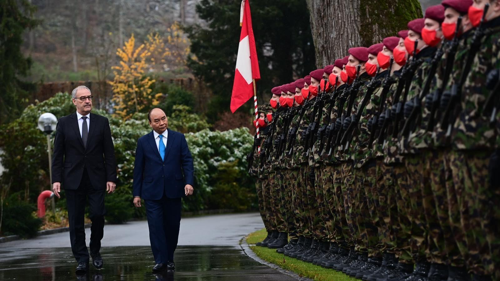Chủ tịch nước Nguyễn Xuân Phúc và Tổng thống Thụy Sĩ Guy Parmelin duyệt đội danh dự tại lễ đón.
