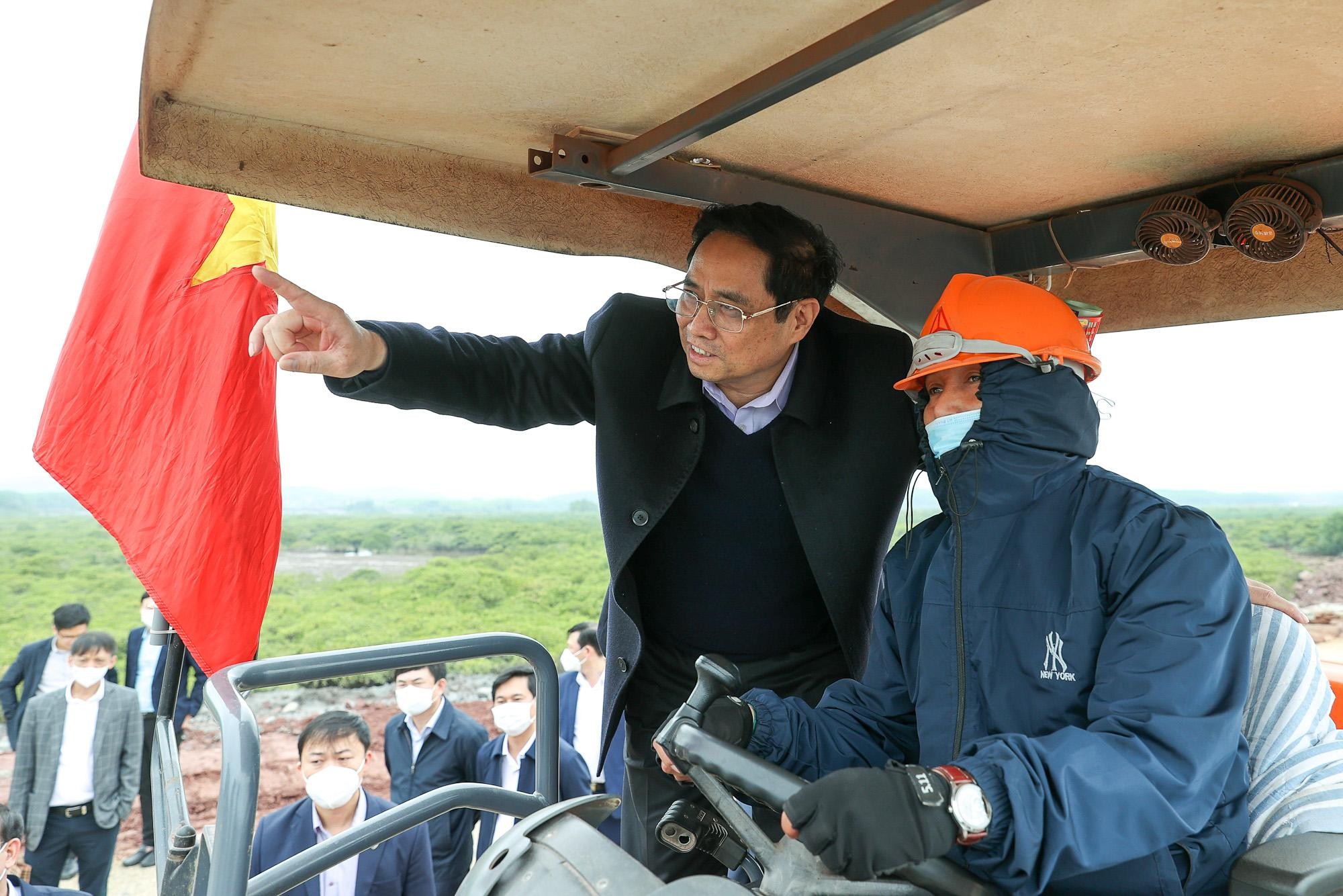 Thủ tướng trực tiếp lên phương tiện đang thi công trên công trường để thăm hỏi, động viên công nhân, người lao động. Ảnh: VGP/Nhật Bắc