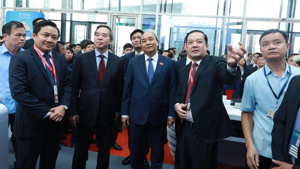 Chủ tịch HĐTV, Tổng giám đốc Phạm Đức Long giới thiệu với Thủ tướng Chính phủ Nguyễn Xuân Phúc và các khách mời về giải pháp, sản phẩm do VNPT phát triển.