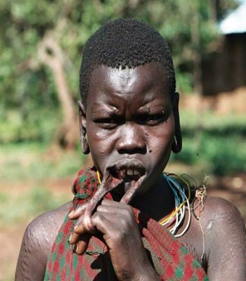 Các bộ tộc châu Phi với vẻ đẹp hoang sơ và truyền thống đa dạng luôn được yêu thích. Đặc biệt, đĩa môi được coi là biểu tượng của các bộ tộc này. Hãy cùng khám phá vẻ đẹp lạ mắt và các phong cách trang điểm khác nhau của các bộ tộc châu Phi trên trang web của chúng tôi.