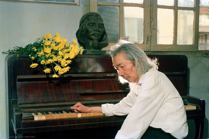 Hình ảnh nhạc sĩ Văn Cao bên chiếc dương cầm
