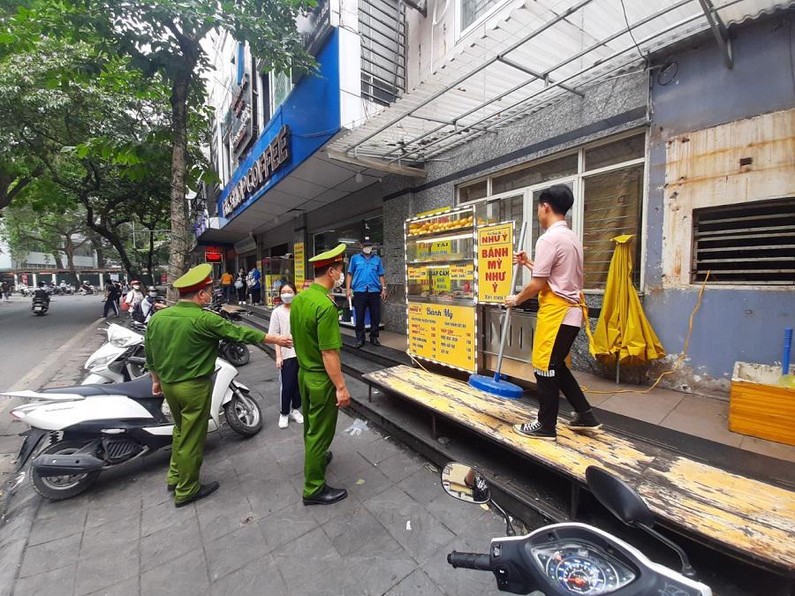 BCĐ 197 phường Bách Khoa (quận Hai Bà Trưng) kiểm tra, nhắc nhở người dân thực hiện nghiêm về trật tự đô thị tại tuyến phố Tạ Quang Bửu.