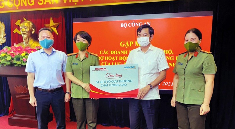 Ông Nguyễn Quốc Huy - Phó Tổng Giám đốc Tập đoàn Geleximco trao tặng xe cho Bộ Công an