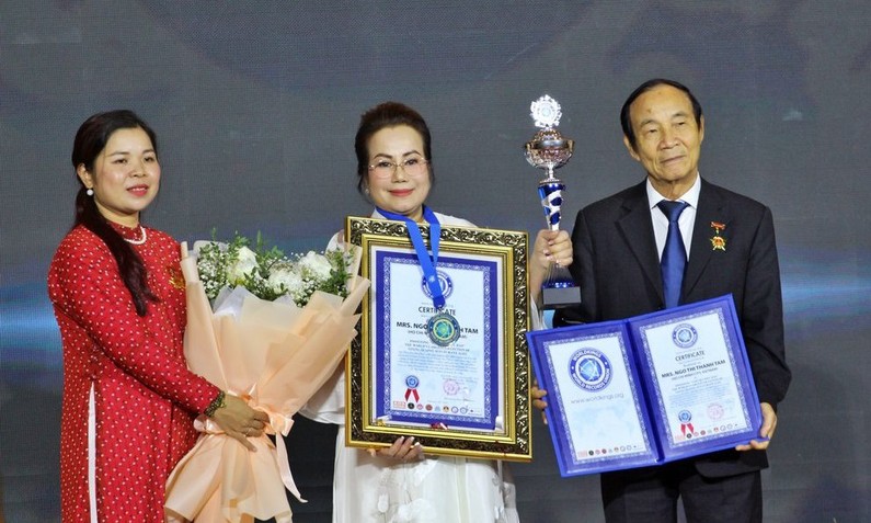 Trà sư Ngô Thị Thanh Tâm nhận bằng xác lập Kỷ lục Thế giới với Bộ sưu tập “Tâm Trà Diệu Bảo”