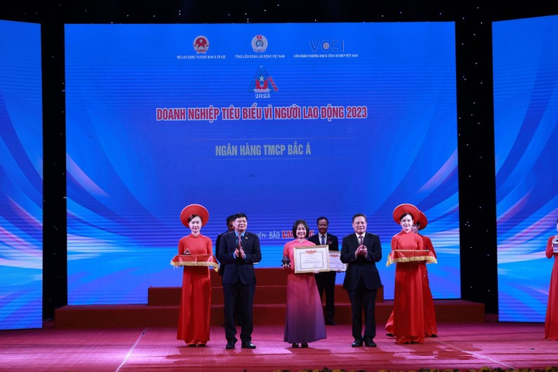 Bà Trần Hương Giang, Giám đốc Khối Nhân sự Ngân hàng TMCP Bắc Á nhận vinh danh từ Bộ Lao động - Thương binh và Xã hội