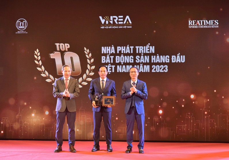 Đại diện Tập đoàn GELEXIMCOnhận phần thưởng Top 10 Nhà phát triển Bất động sản hàng đầu Việt Nam năm 2023