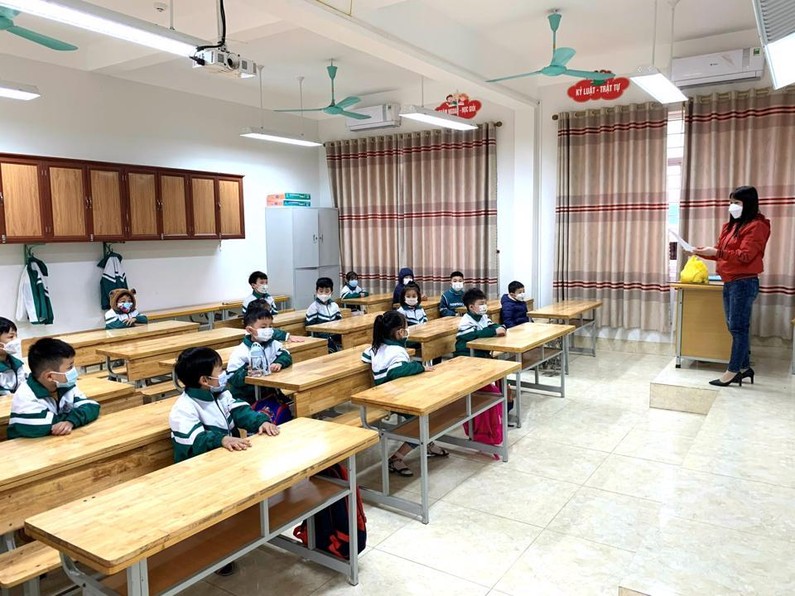 Học sinh tiểu học và lớp 6 vùng 1, 2 ngoại thành Hà Nội được đến trường từ 10/2