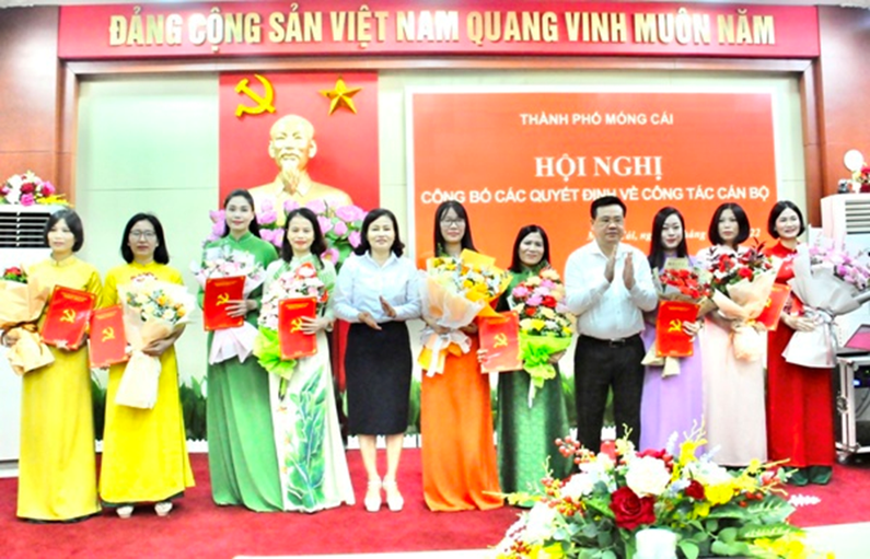 Đồng chí Hoàng Bá Nam - Tỉnh ủy viên, Bí thư Thành ủy Móng Cái trao quyết định về công tác cho các nữ cán bộ.