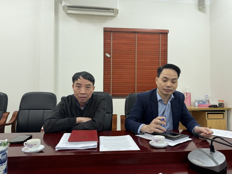 Chủ tịch UBND xã Ninh Hiệp Nguyễn Minh Thiết ( bên trái) và Phó Chủ tịch UBND xã Ninh Hiệp phụ trách xây dựng trao đổi thông tin với phóng viên Báo PLVN.
