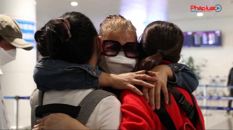 Chuyến bay đầu tiền đưa công dân Việt Nam từ vùng chiến sự về nước: đón người thân trong hạnh phúc vỡ òa