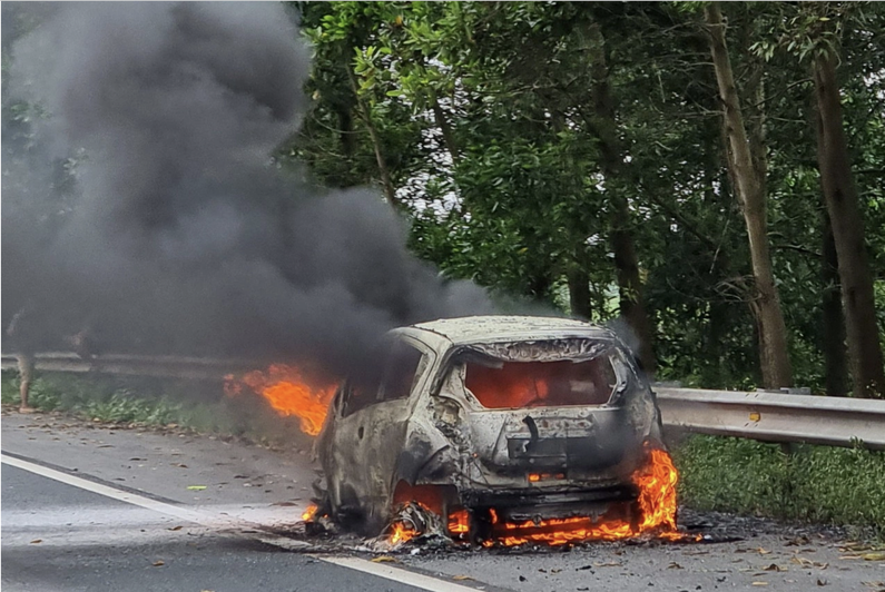 Xe ô tô bốc cháy dữ dội trên cao tốc Hà Nội - Hải Phòng 