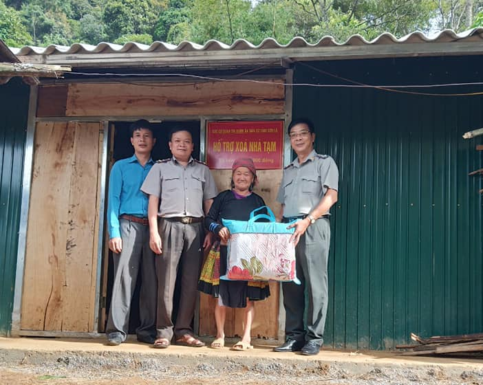 Cục THADS Sơn La giúp đỡ xóa nhà tạm cho một hộ nghèo 