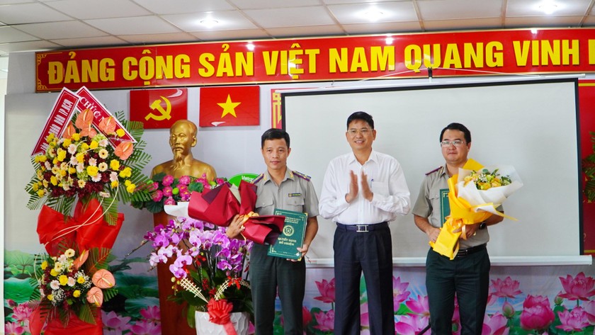 Phó Tổng cục trưởng Tổng cục THADS Nguyễn Văn Lực trao Quyết định bổ nhiệm cho 2 tân Phó Cục trưởng