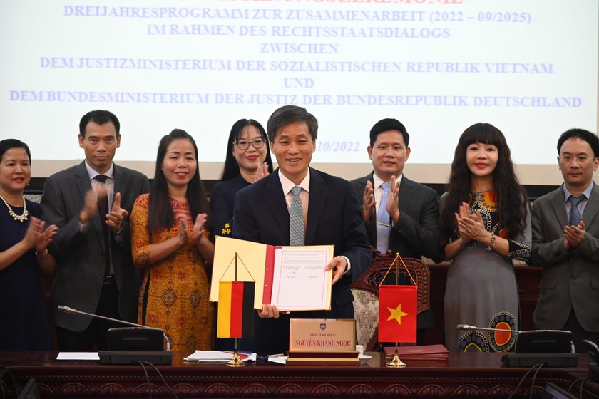 Thứ trưởng Nguyễn Khánh Ngọc ký trực tuyến Chương trình hợp tác 3 năm giai đoạn 2022 - 2025 dưới sự chứng kiến của các đại biểu tham dự