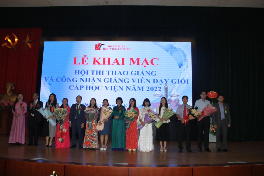 Thứ trưởng Đặng Hoàng Oanh và Giám đốc HVTP Nguyễn Xuân Thu tặng hoa cho các giảng viên tham gia thao giảng