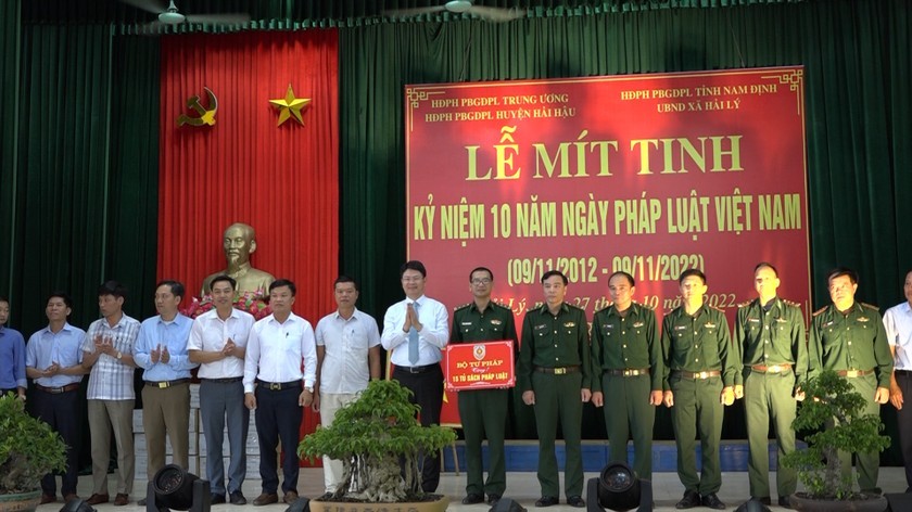 Thứ trưởng Bộ Tư pháp Nguyễn Thanh Tịnh trao tặng 15 tủ sách pháp luật cho các đồn biên phòng và một số địa phương trên địa bàn tỉnh Nam Định.
