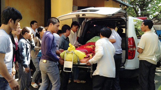 l Thi thể chị Hương được đưa từ nhà xác Bệnh viện TW Huế ra xe về quê.