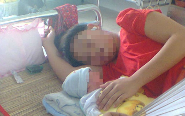 Nữ sinh lớp 9 bán vé số bị cụ ông hãm hại dẫn đến sinh con. Ảnh: Minh Anh.