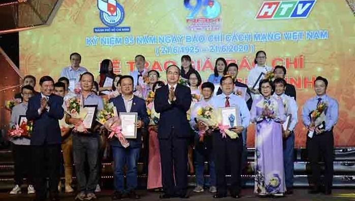 Đồng chí Nguyễn Thiện Nhân và lãnh đạo thành phố trao giải cho các tác giả đạt giải báo chí ở nhóm Chính luận và Công trình tập thể.