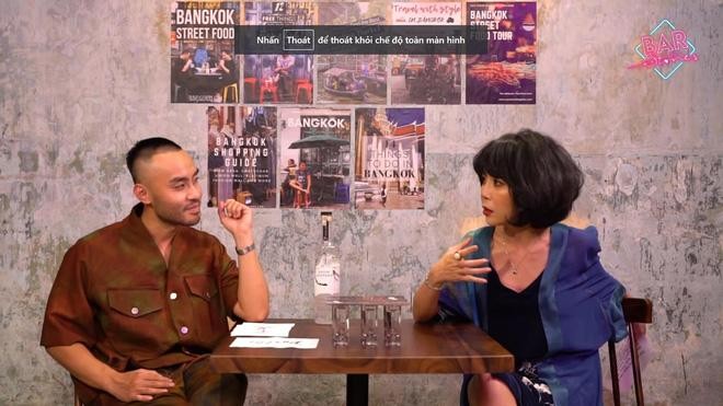 Trác Thúy Miêu và Dustin Nguyễn - 2 MC trong một chương trình có một cô gái “hiện đại” bắn tiếng Anh trong phần trò chuyện bằng tiếng Việt khiến khán giả ngán ngẩm.