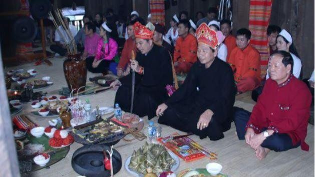 Thầy Mo Nghệ nhân ưu tú Bùi Văn Minh và nghệ nhân Bùi Văn Hải thực hiện nghi lễ diễn xướng Mo Mường tại Làng Văn hóa các dân tộc Việt Nam.