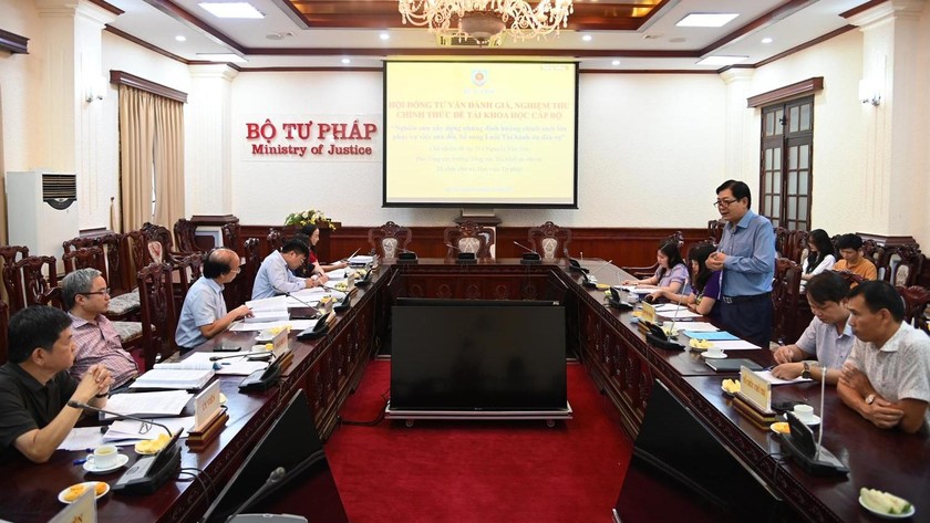 Đồng chí Nguyễn Văn Sơn, Phó Tổng cục trưởng Tổng cục THADS, Chủ nhiệm đề tài trình bày nội dung chính của đề tài tại buổi nghiệm thu