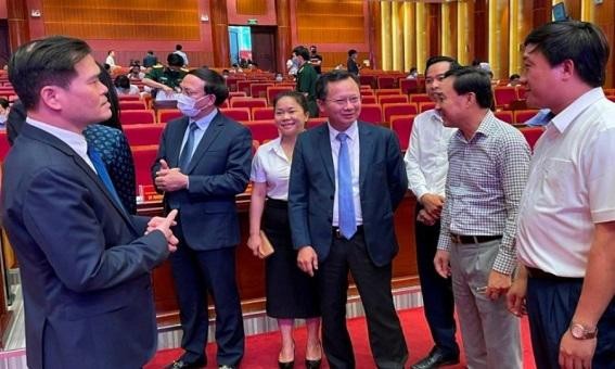 Lãnh đạo tỉnh Quảng Ninh trao đổi với các doanh nghiệp bên lề Hội nghị. 