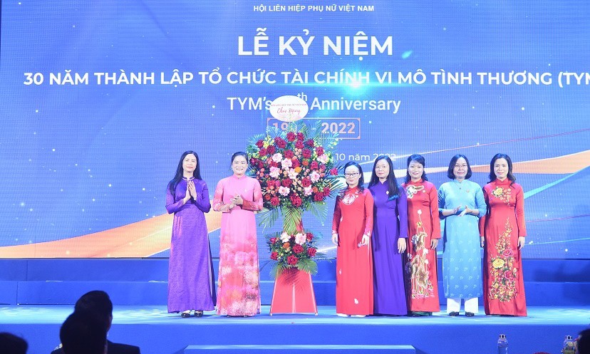  Đại diện lãnh đạo Hội LHPN Việt Nam tặng hoa chúc mừng lễ kỷ niệm 30 năm thành lập TYM.