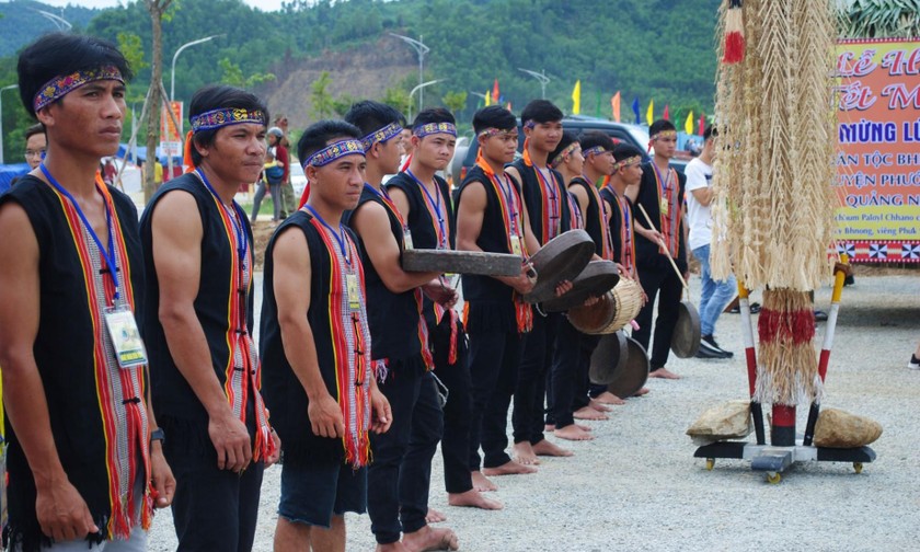 Những chàng trai Bh'noong trong bộ trang phục truyền thống chuẩn bị vào hội. (Ảnh Sơn Gia Phúc)