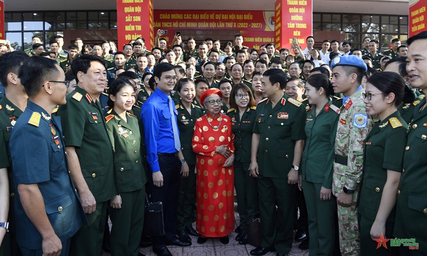 Đại tướng Phan Văn Giang, Đại tướng Lương Cường trò chuyện với các đại biểu dự Đại hội đại biểu Đoàn TNCS Hồ Chí Minh Quân đội lần thứ X.