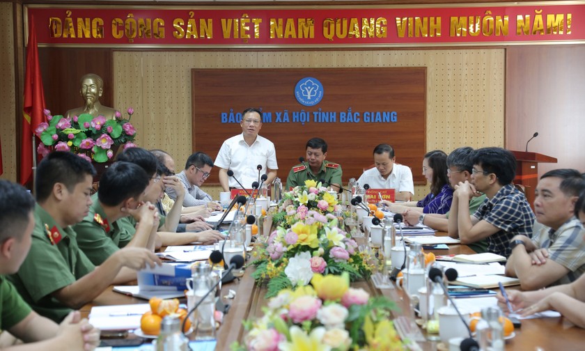 Đoàn công tác Bộ Công an - BHXH Việt Nam kiểm tra tình hình thực hiện Quy chế số 01 tại BHXH Bắc Giang. 
