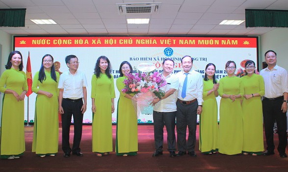 Lãnh đạo BHXH tỉnh Quảng Trị chúc mừng Ban Nữ công nhân kỷ niệm 92 năm Ngày thành lập Hội LHPN Việt Nam. 