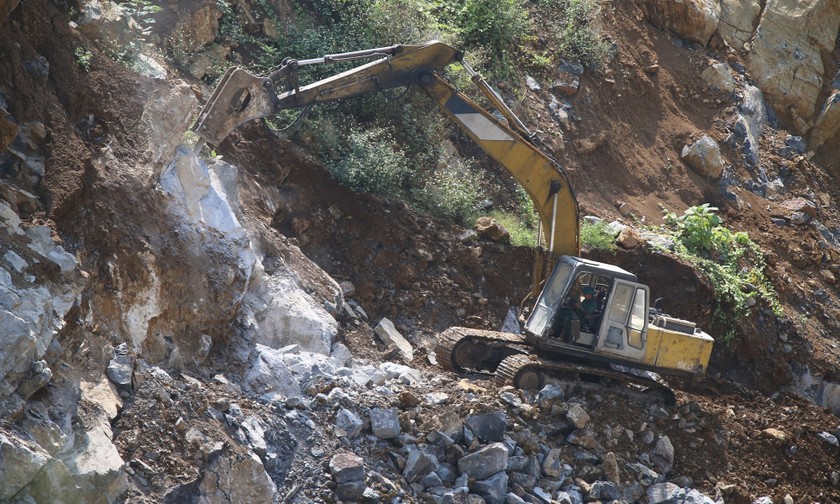 Hoạt động khai thác tại mỏ đá Tuấn Cường vẫn diễn ra bình thường dù đã hết phép. 