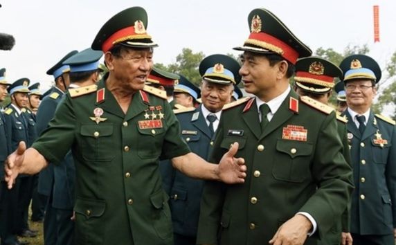  Đại tướng Phan Văn Giang trò chuyện với Trung tướng, Anh hùng Phạm Tuân tại Lễ phát động. 
