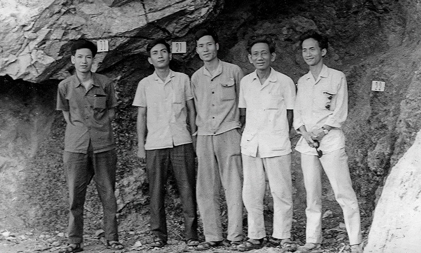 TS Vũ Thế Long (giữa) trong đoàn khảo cổ tại hang Thẩm Khuyên tức Kéo Lèng (Lạng Sơn, năm 1974). Ảnh: Đoàn Bắc