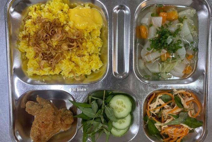Phần ăn trưa 17/11 của học sinh Trường Ischool Nha Trang có món cánh gà (bên trái, dưới).