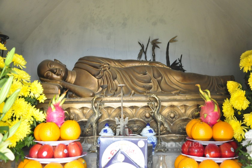 Tượng thờ Phật hoàng Trần Nhân Tông nhập niết bàn, phía dưới chân có Bảo Sái chắp tay quỳ hầu. Ảnh: Bùi My