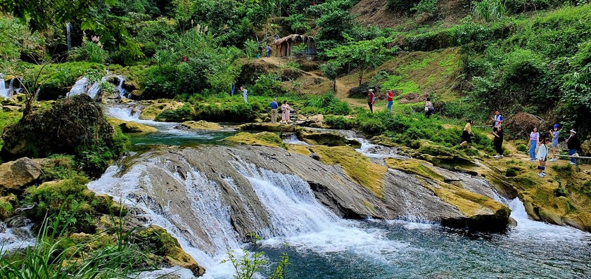 Beautiful waterfalls like a fairy scene cannot be missed when coming to Moc Chau photo 8