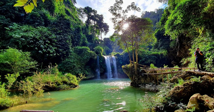 Beautiful waterfalls like a fairy scene cannot be missed when coming to Moc Chau Photo 6