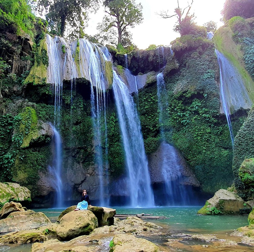 Beautiful waterfalls like a fairy scene cannot be missed when coming to Moc Chau Photo 5