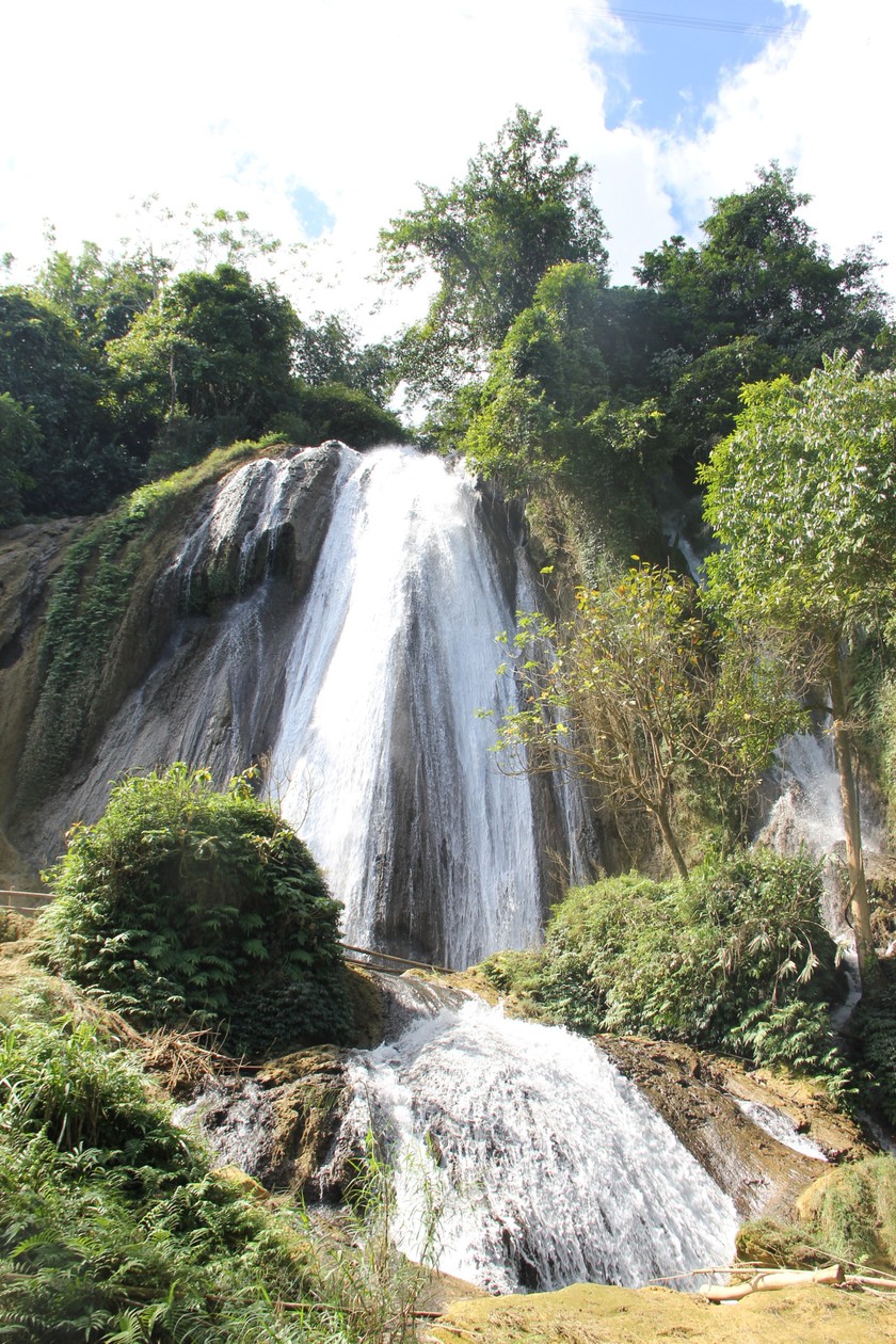 Beautiful waterfalls like a fairy scene cannot be missed when coming to Moc Chau Photo 1