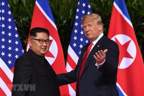 Tổng thống Mỹ Donald Trump (phải) và nhà lãnh đạo Triều Tiên Kim Jong-un tại Hội nghị thượng đỉnh Mỹ- Triều ở Singapore ngày 12/6/2018. Nguồn: AFP/TTXVN