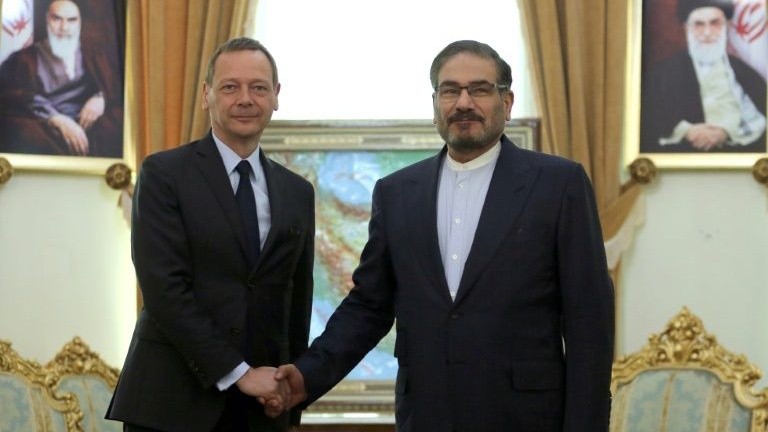Chuẩn Đô đốc Ali Shamkhani của Iran (bên phải) gặp Cố vấn của Tổng thống Pháp Emmanuel Bonne tại Iran